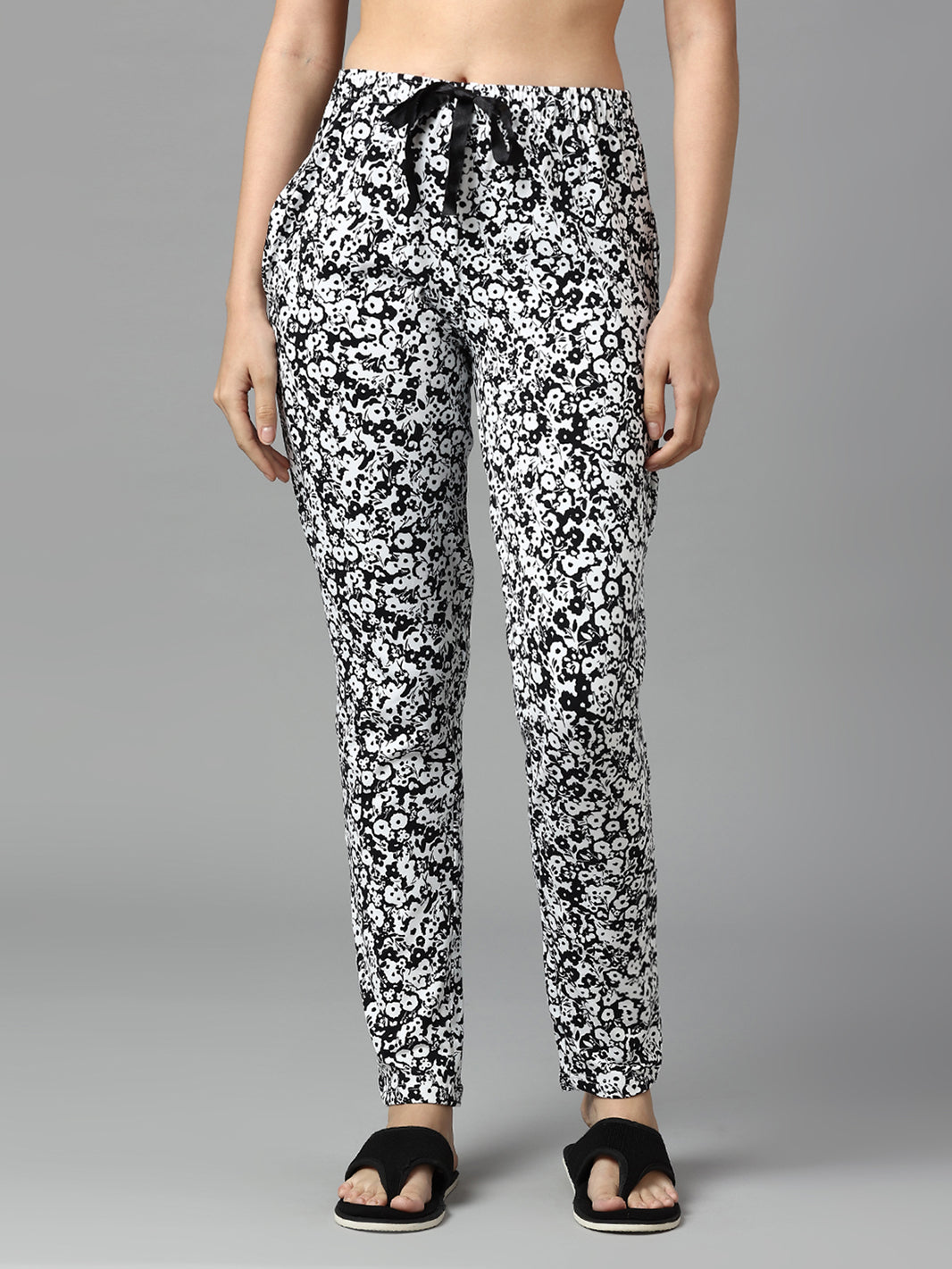 Women Black and White Floral Graphic Printed Nightwear