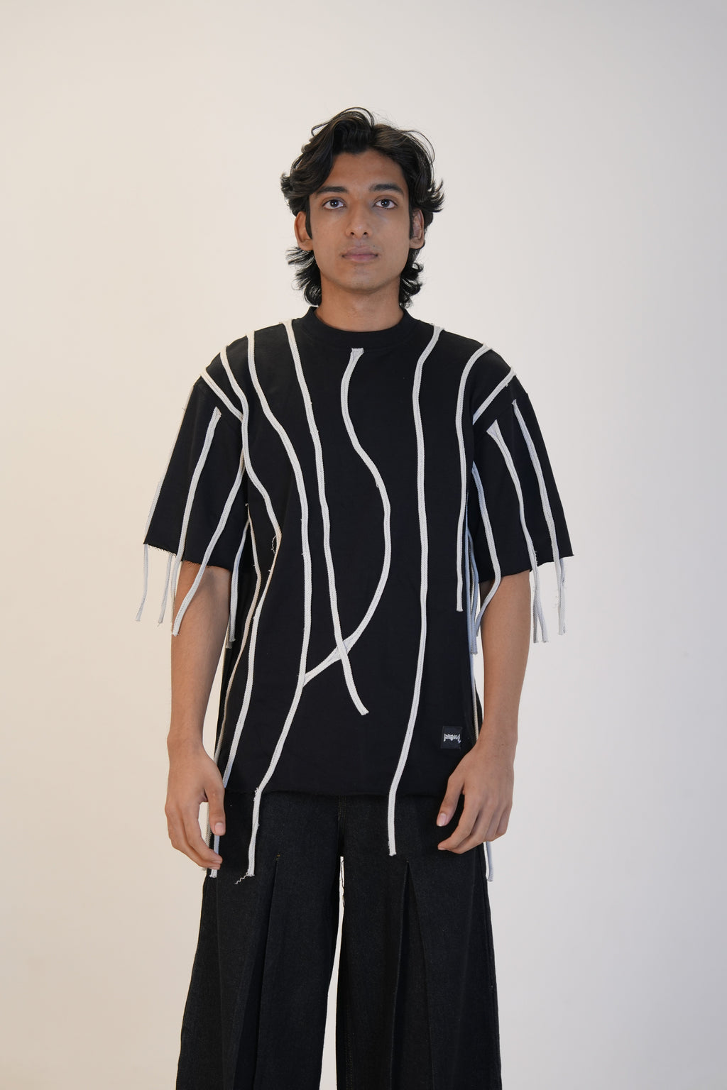 LOOSE THREAD T SHIRT