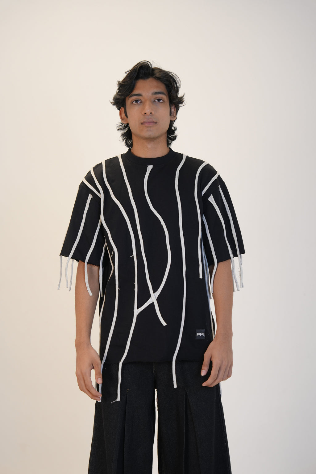 LOOSE THREAD T SHIRT