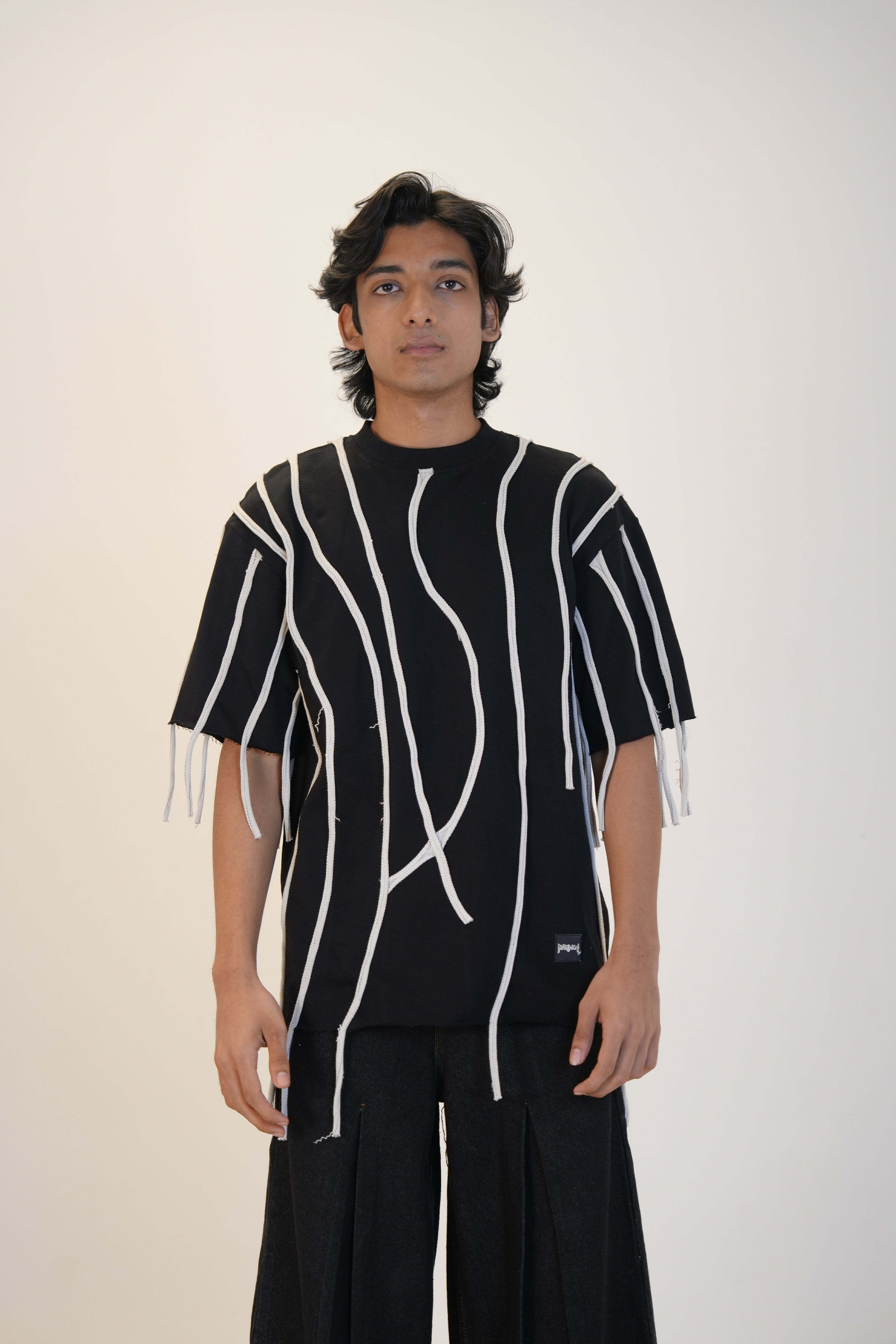 LOOSE THREAD T SHIRT