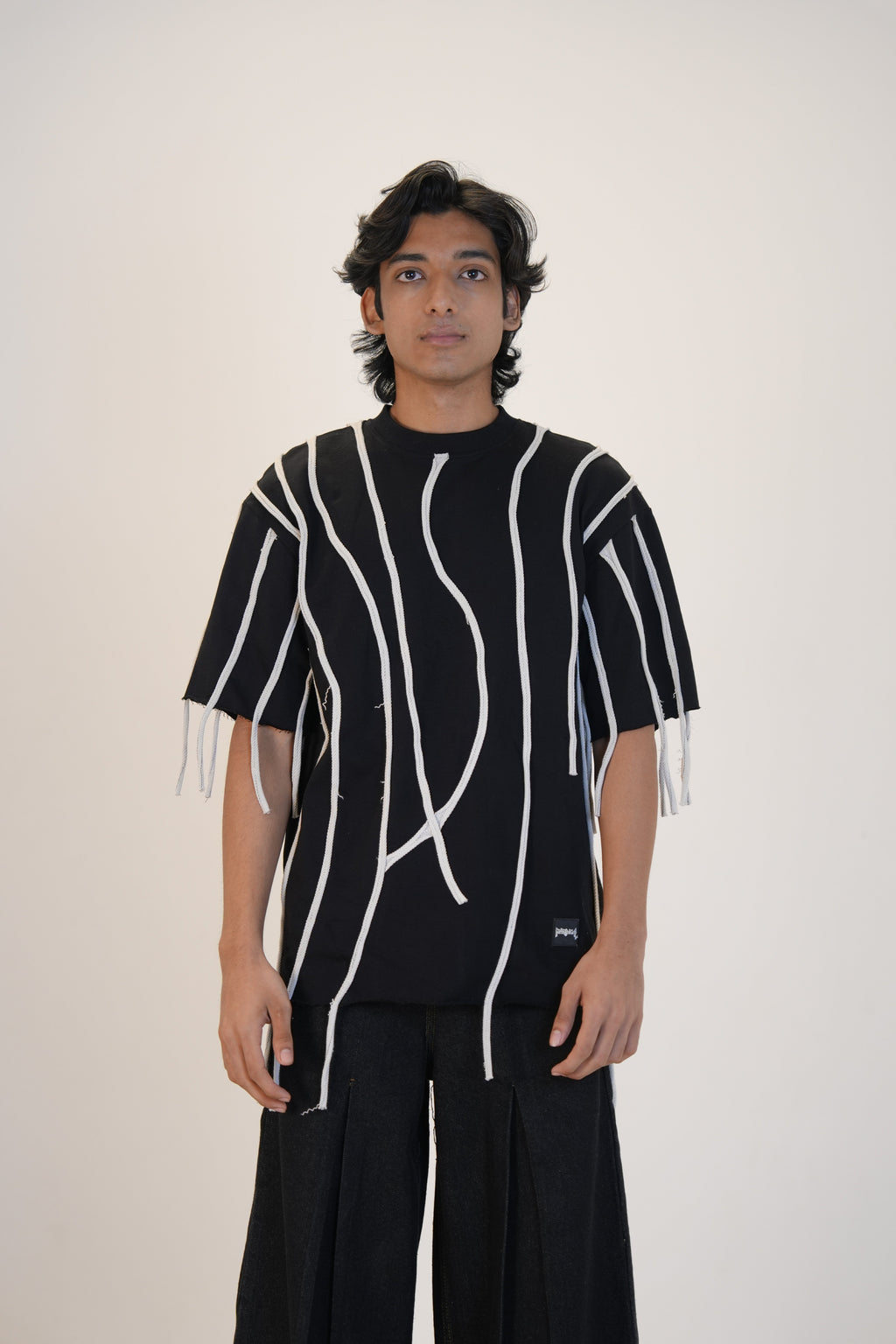 LOOSE THREAD T SHIRT