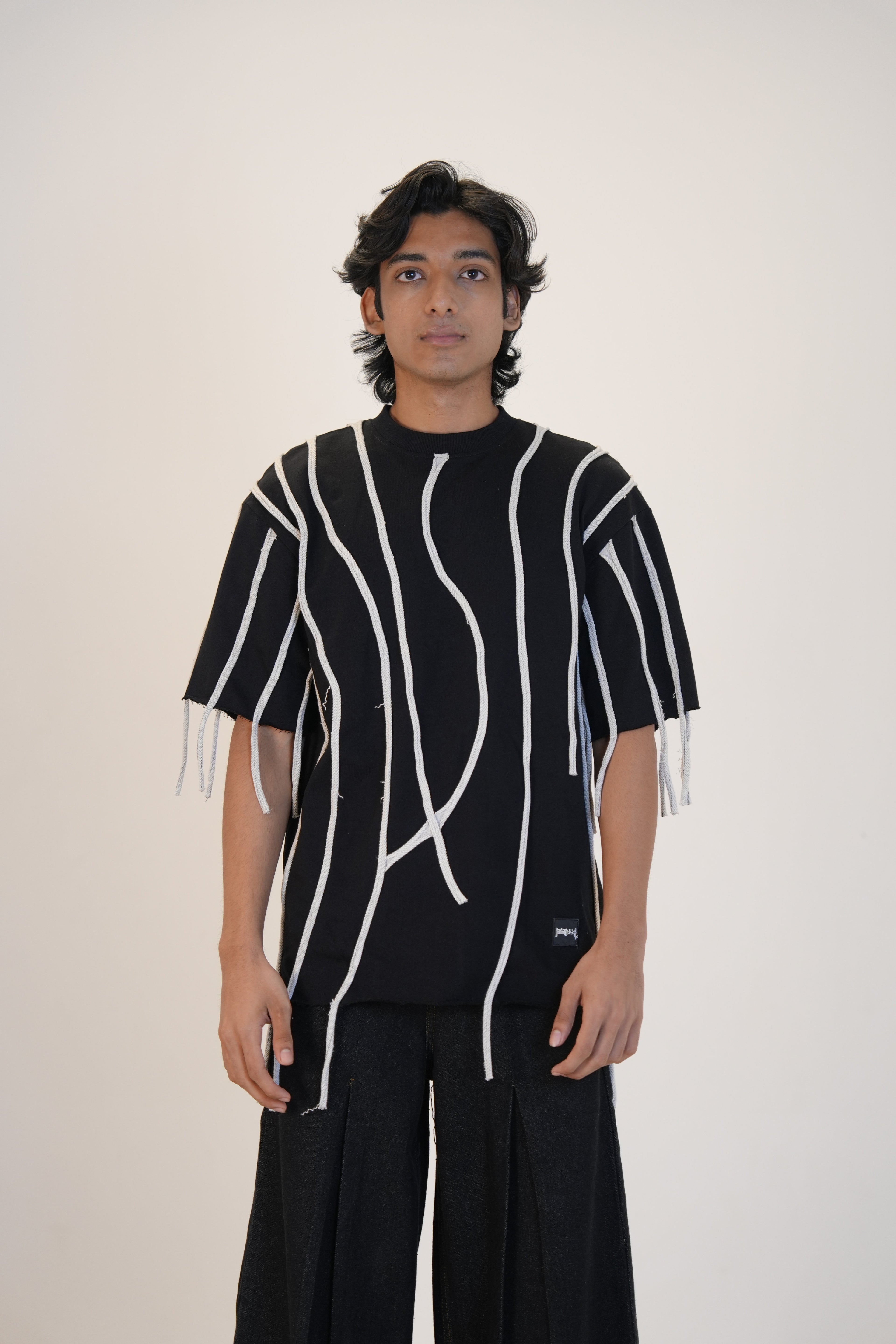 LOOSE THREAD T SHIRT
