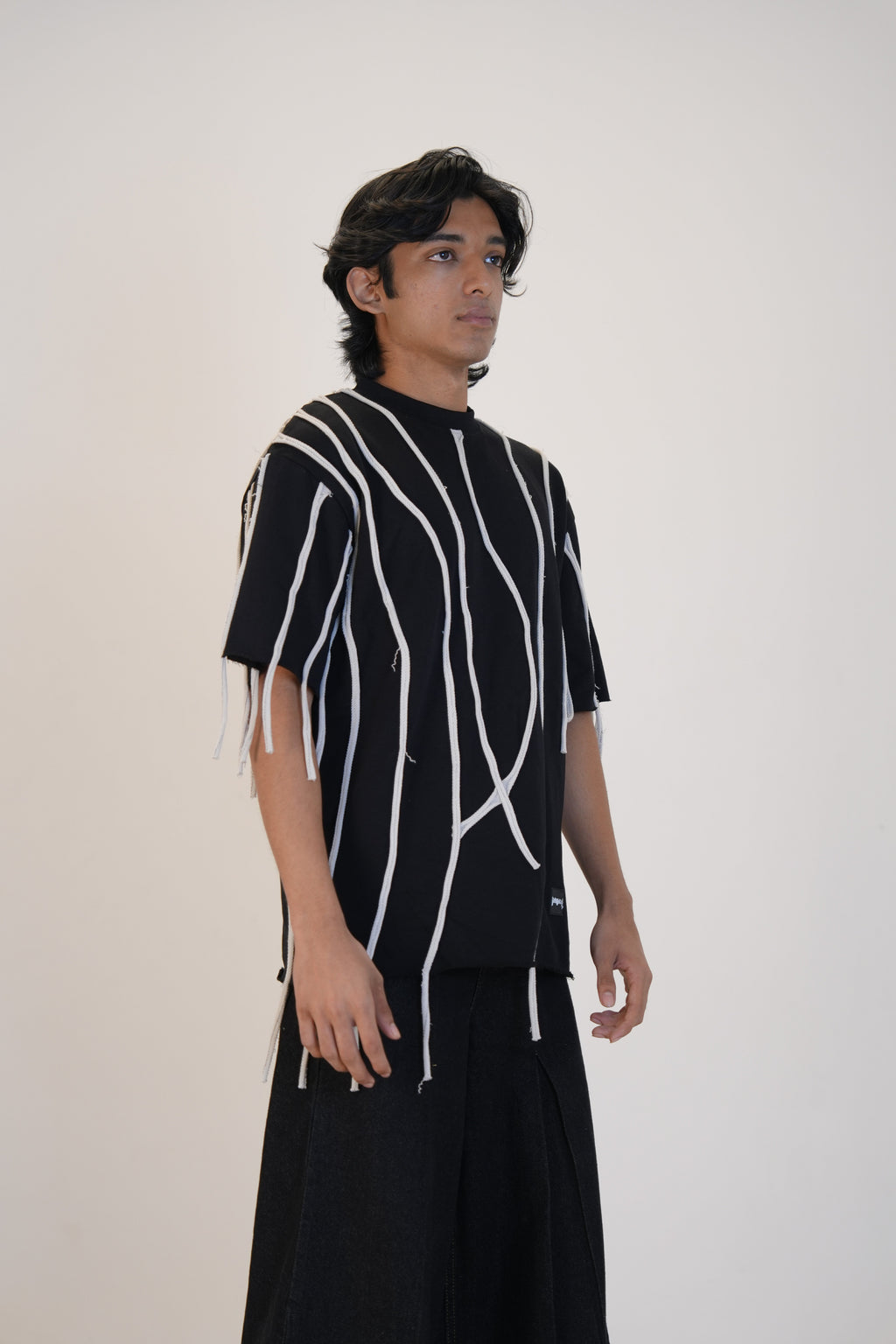 LOOSE THREAD T SHIRT