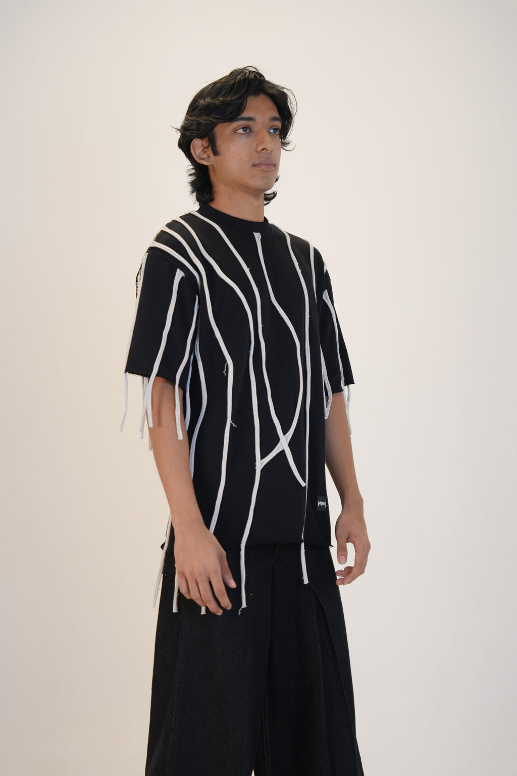 LOOSE THREAD T SHIRT