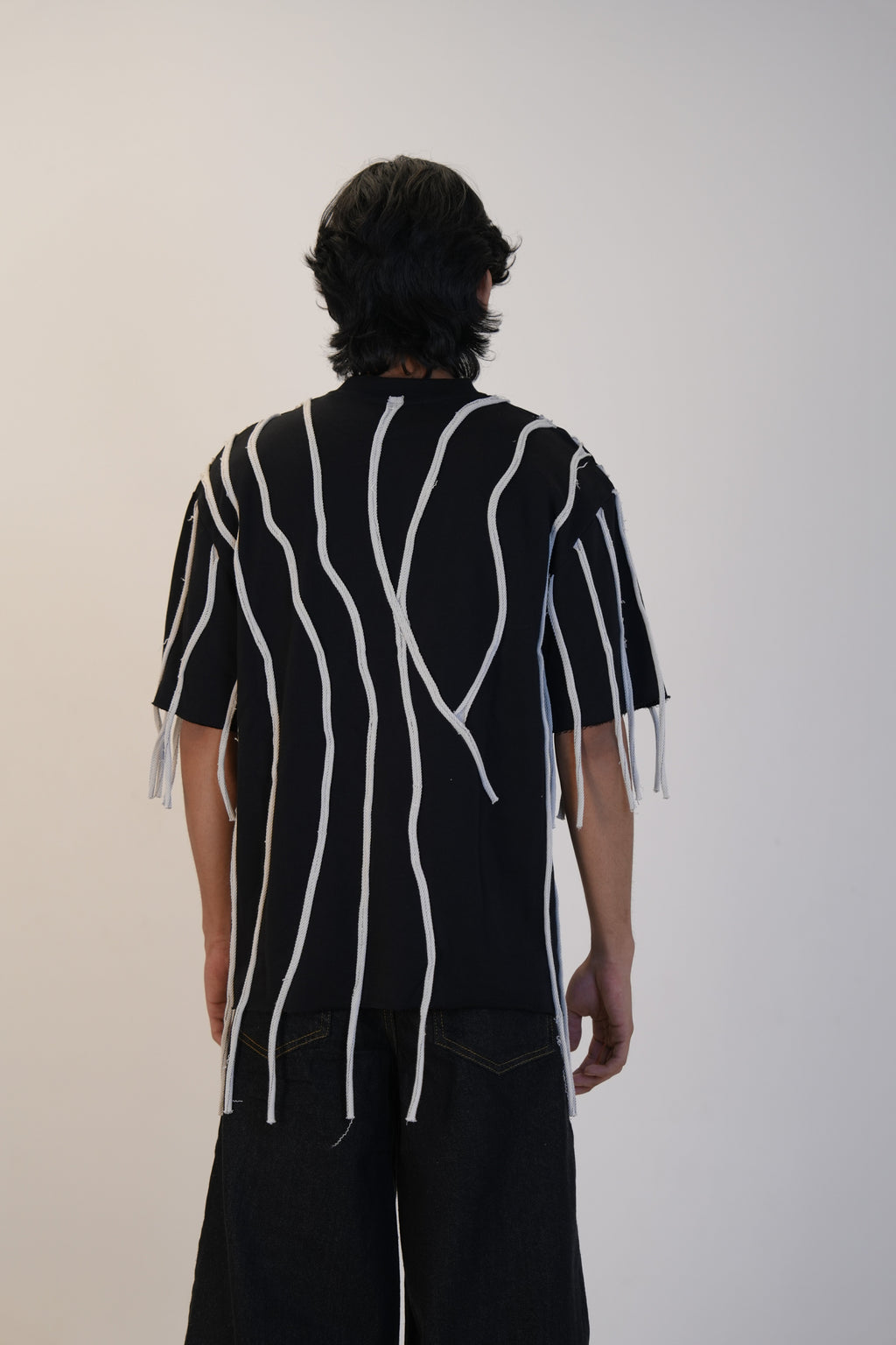 LOOSE THREAD T SHIRT