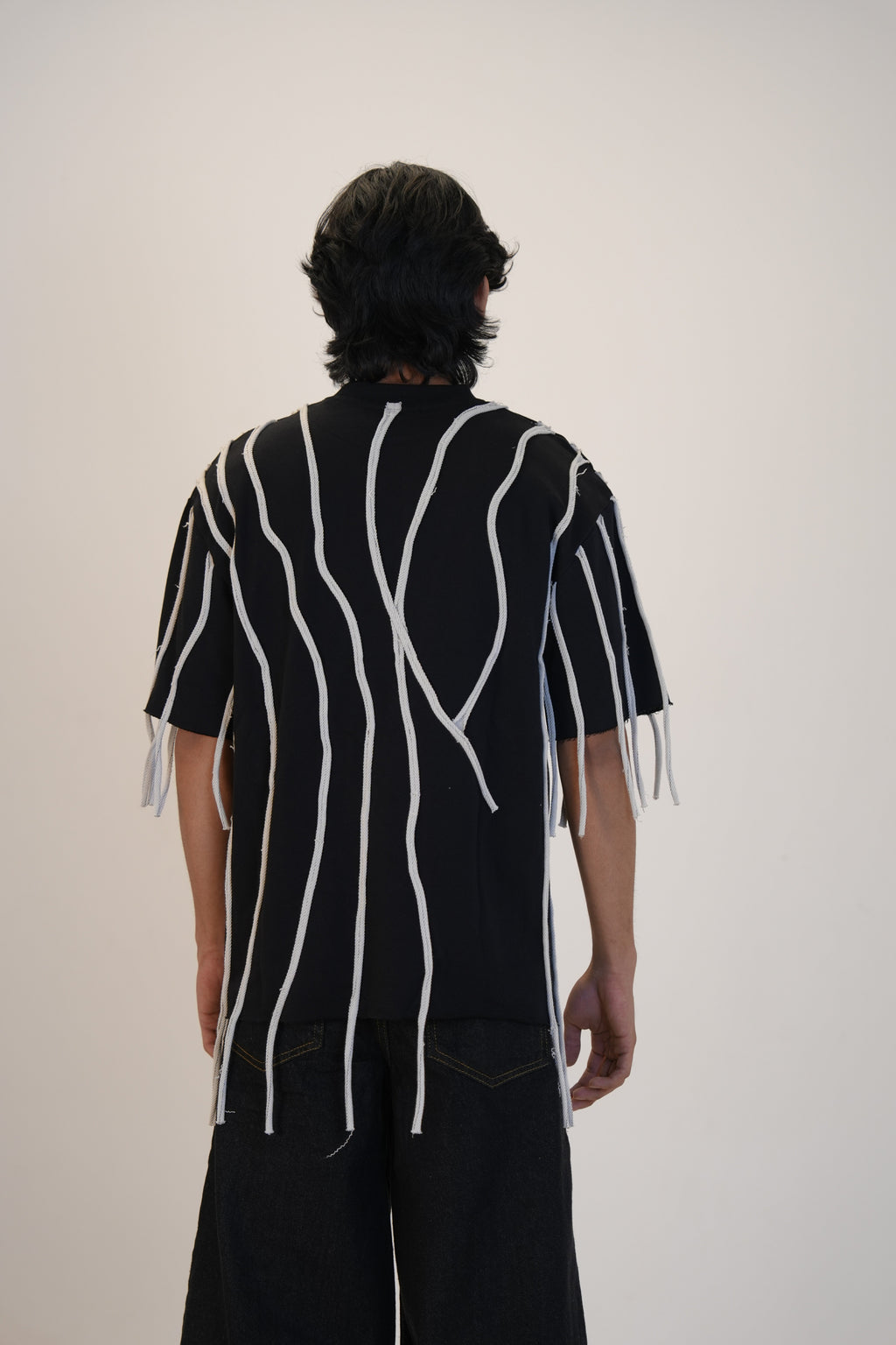 LOOSE THREAD T SHIRT