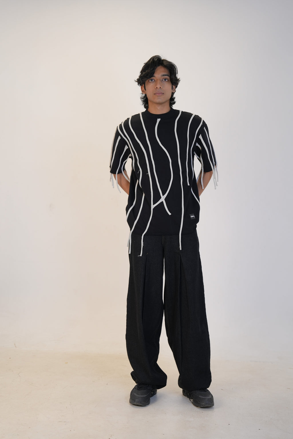 LOOSE THREAD T SHIRT