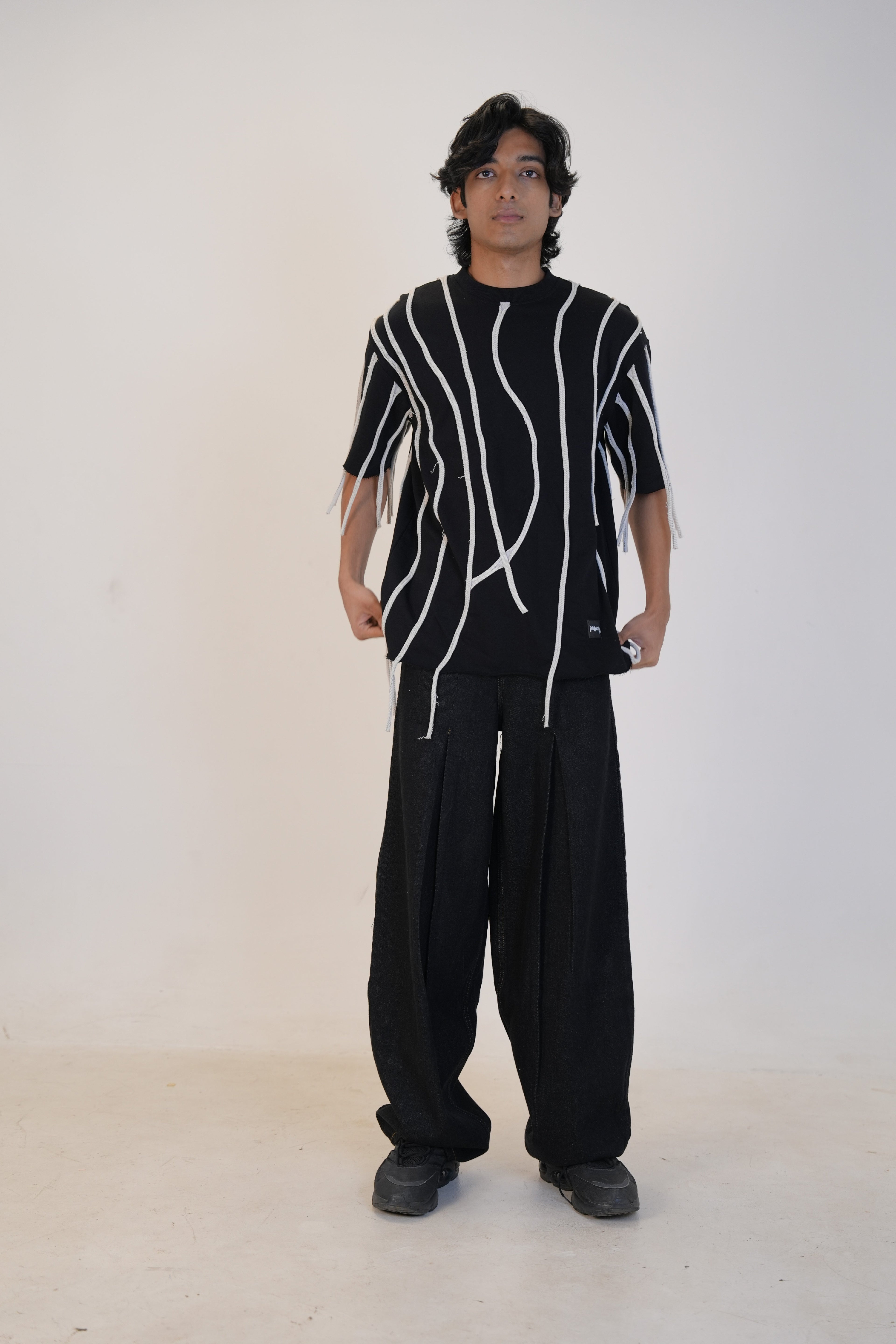 LOOSE THREAD T SHIRT
