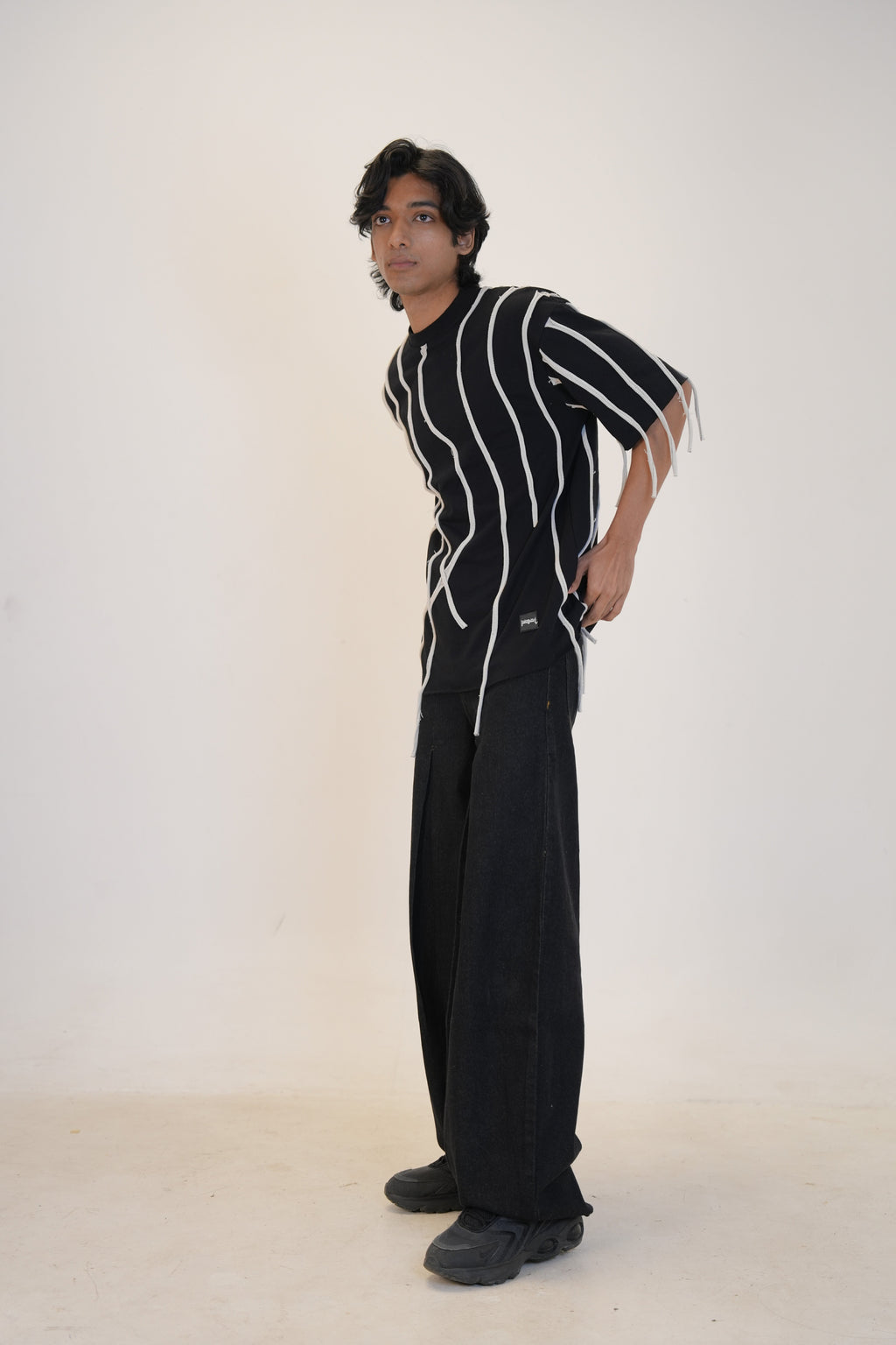 LOOSE THREAD T SHIRT