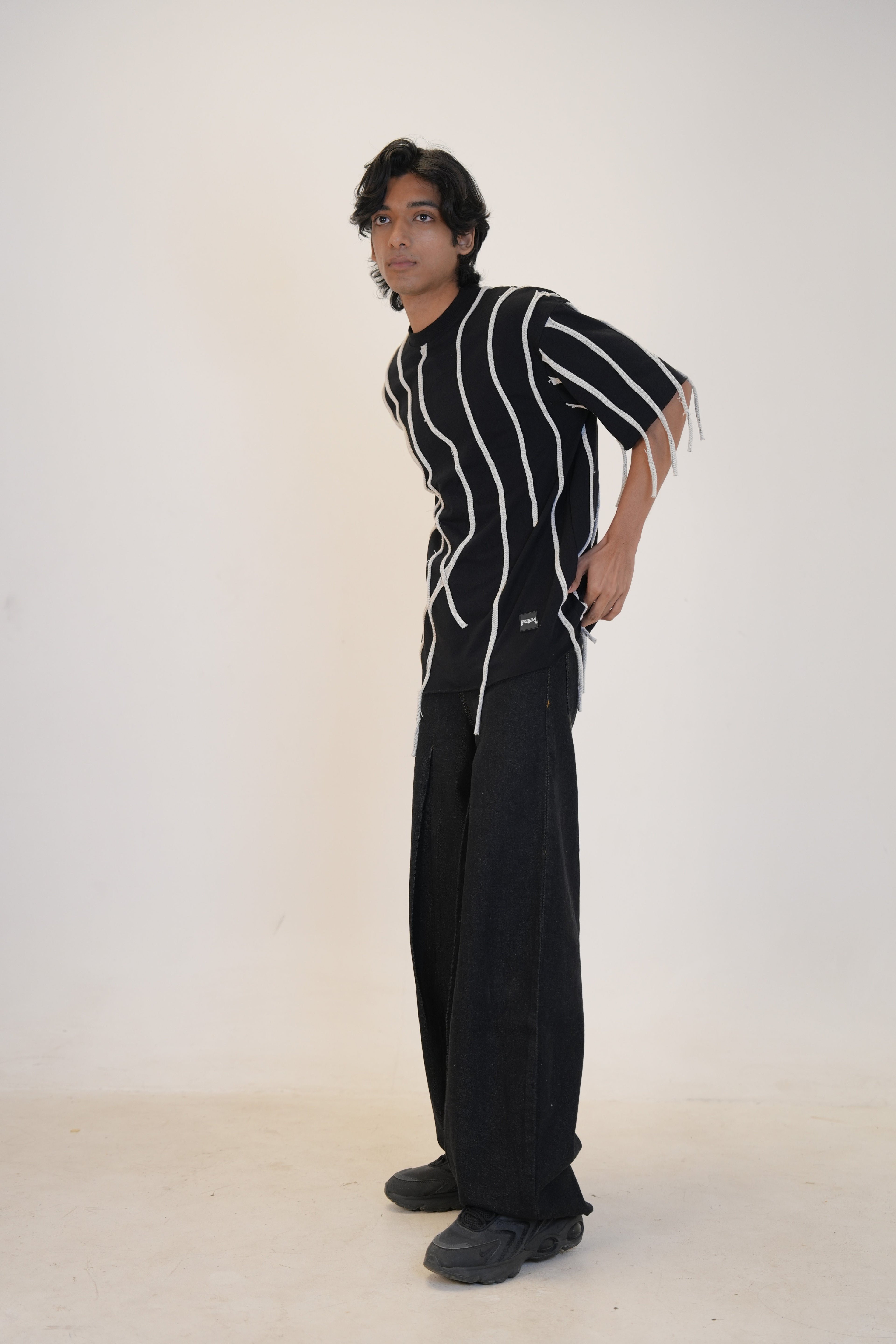 LOOSE THREAD T SHIRT