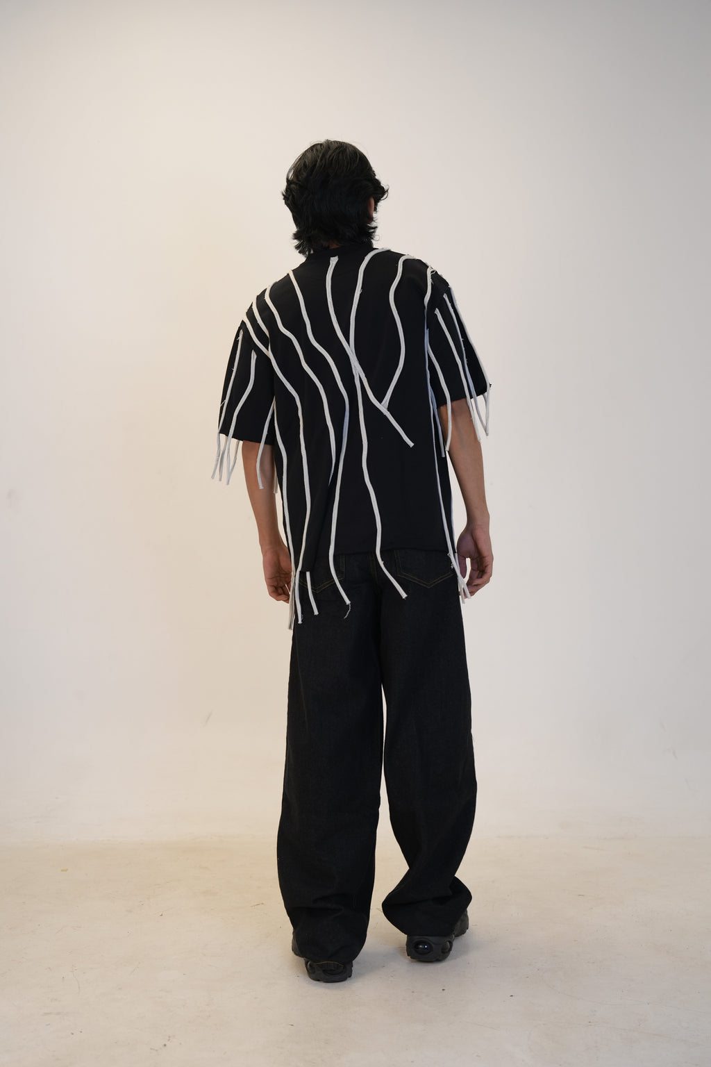 LOOSE THREAD T SHIRT