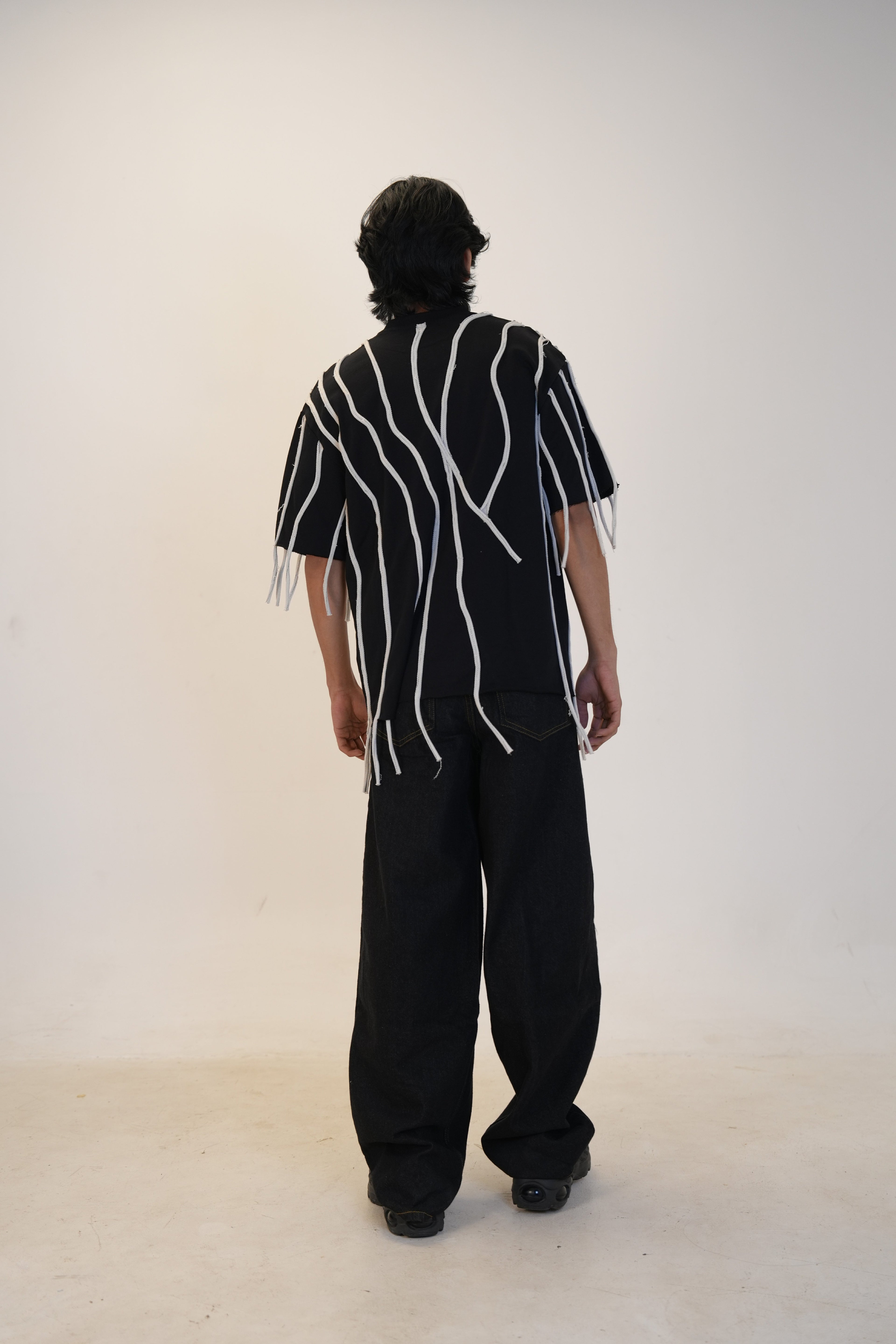 LOOSE THREAD T SHIRT