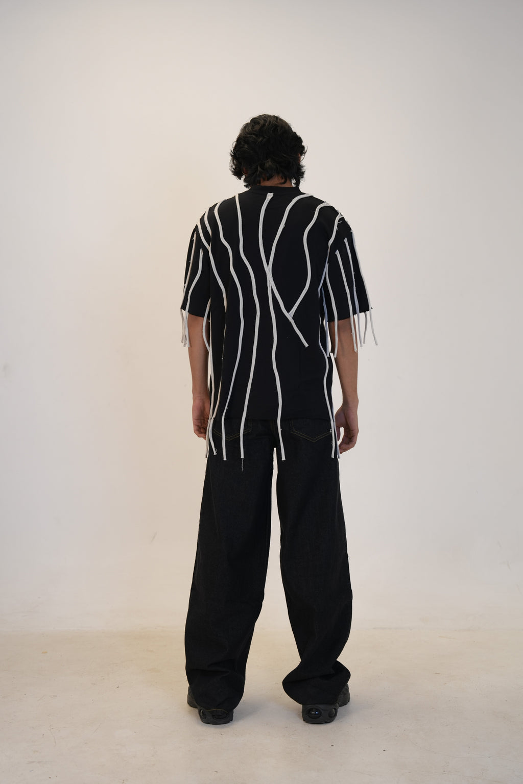 LOOSE THREAD T SHIRT