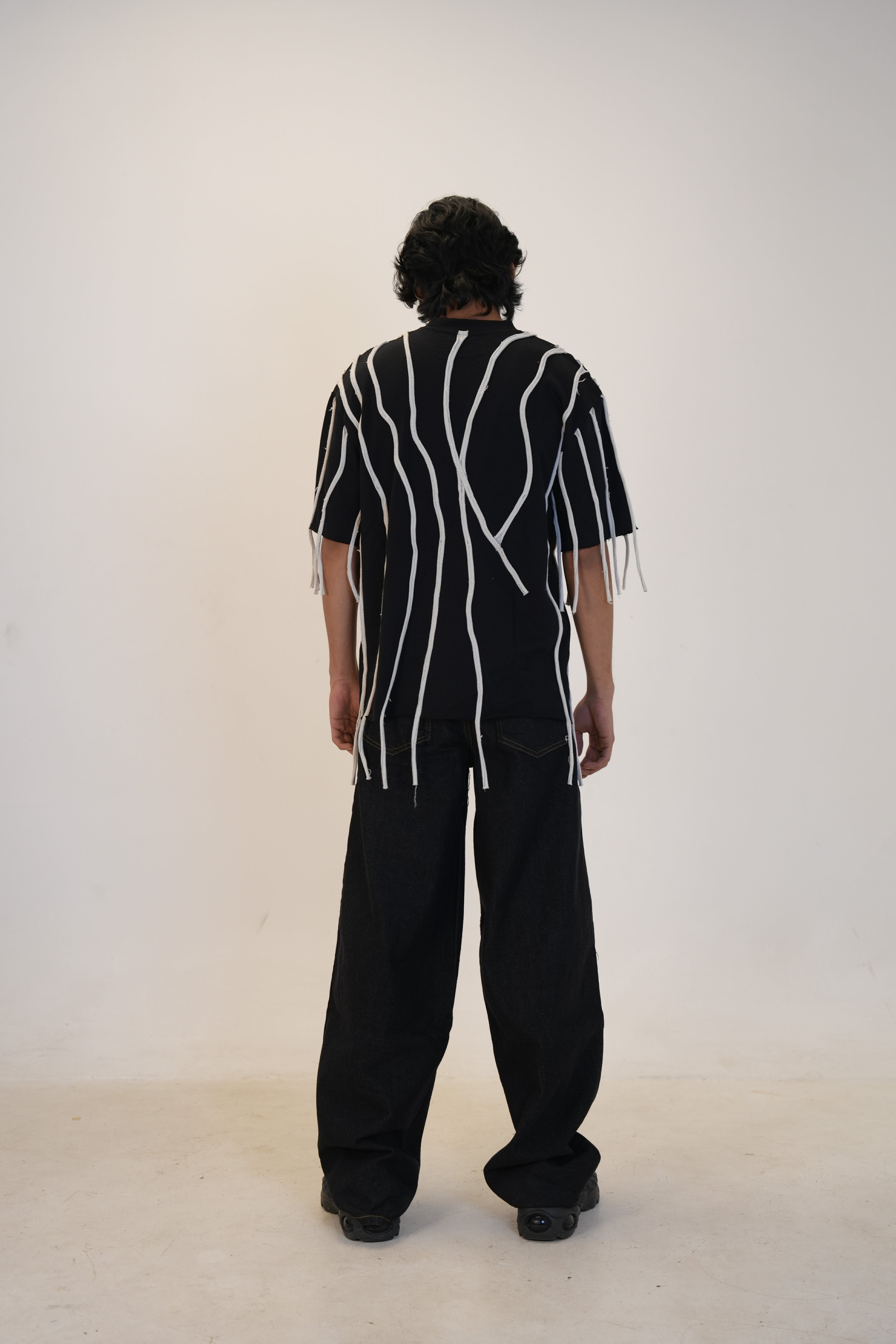 LOOSE THREAD T SHIRT