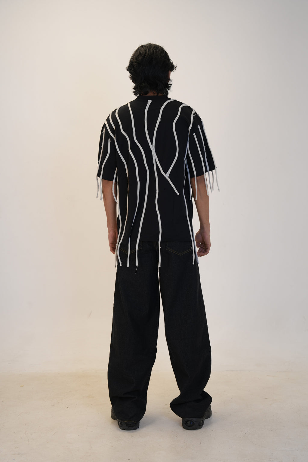 LOOSE THREAD T SHIRT