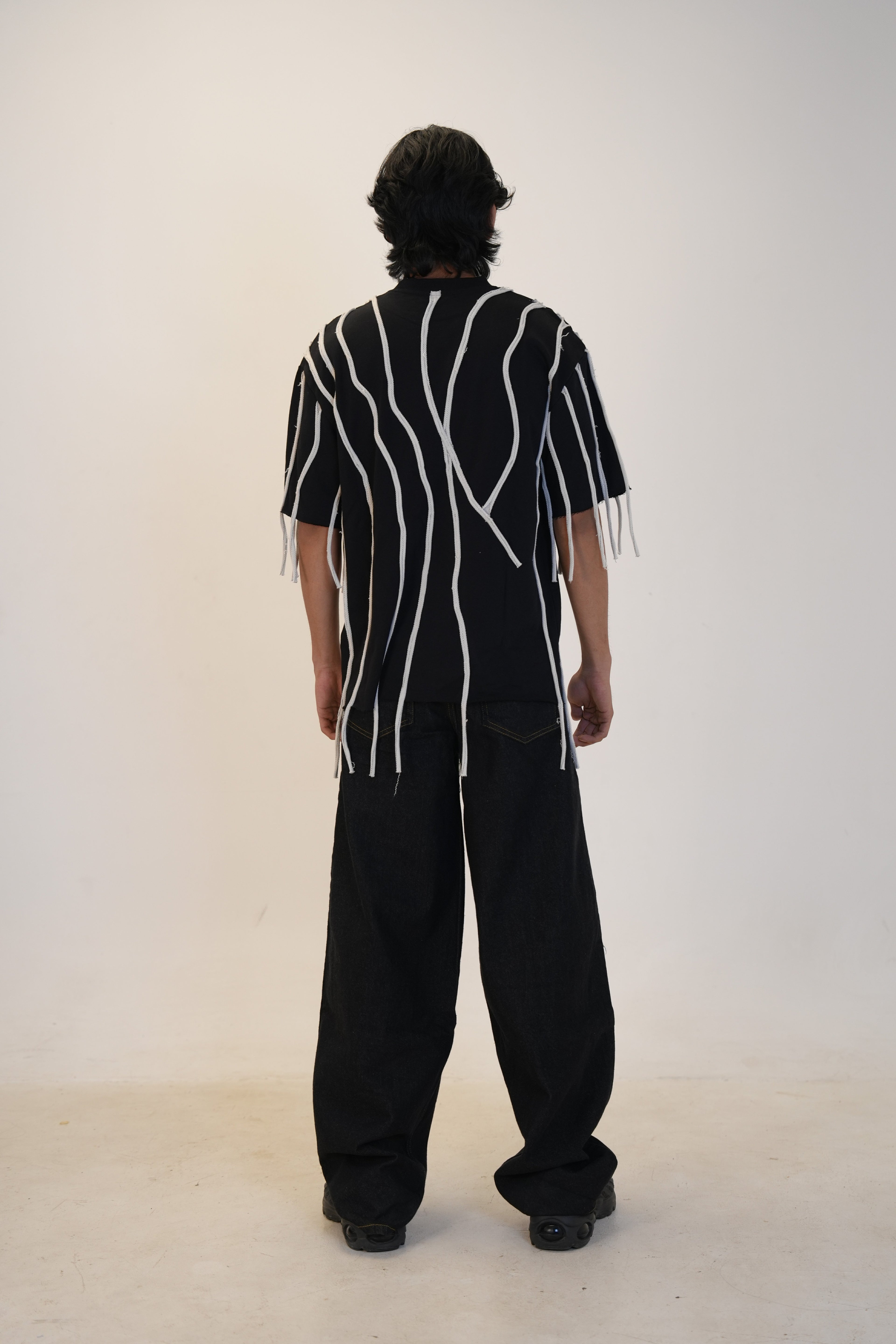 LOOSE THREAD T SHIRT