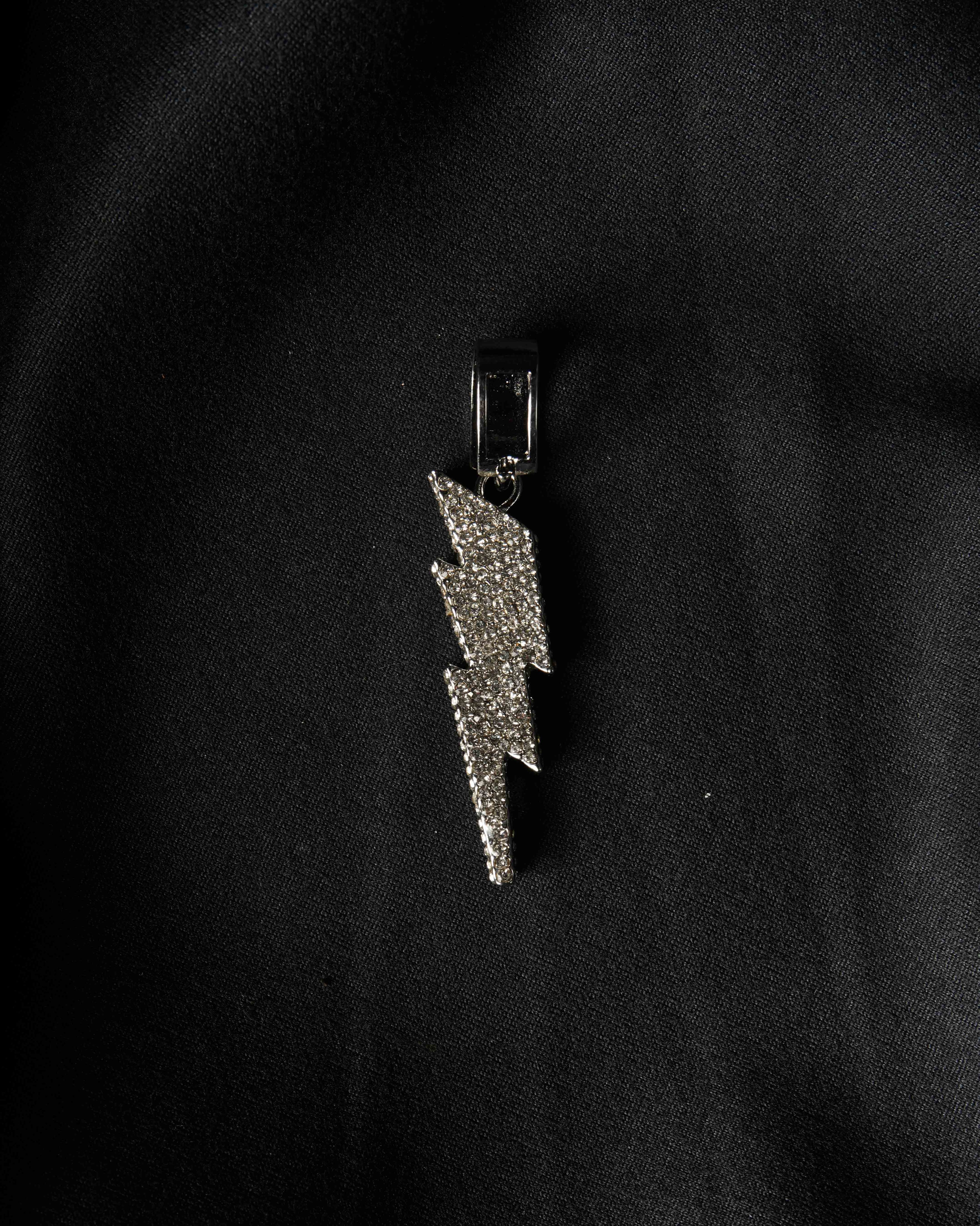 Manaca Volt Strike Pendant